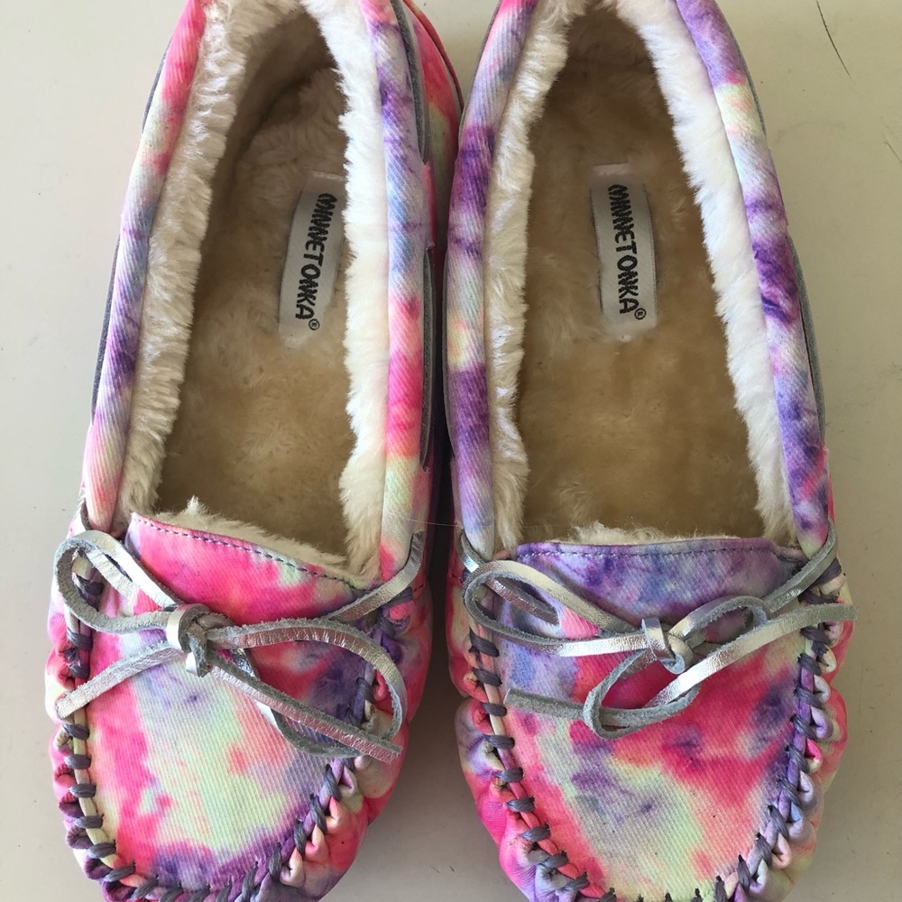 Girls Size 4 Minnetonka Cassie Tie-Dye Moccasin Slippers Y2K Style